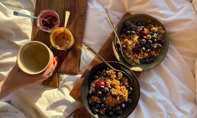 Frühstück in der Natur im Tiny House im Bett