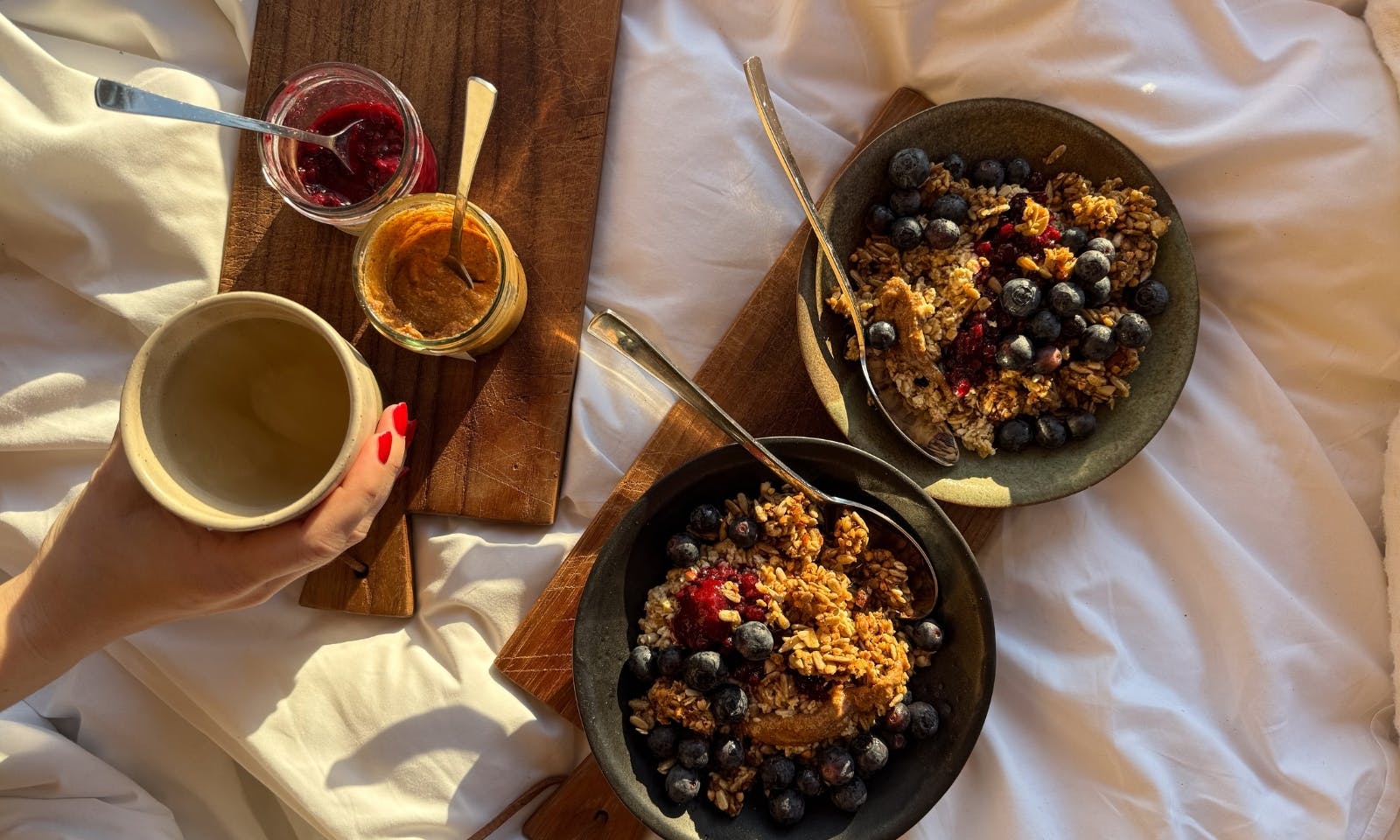 Frühstück in der Natur im Tiny House im Bett