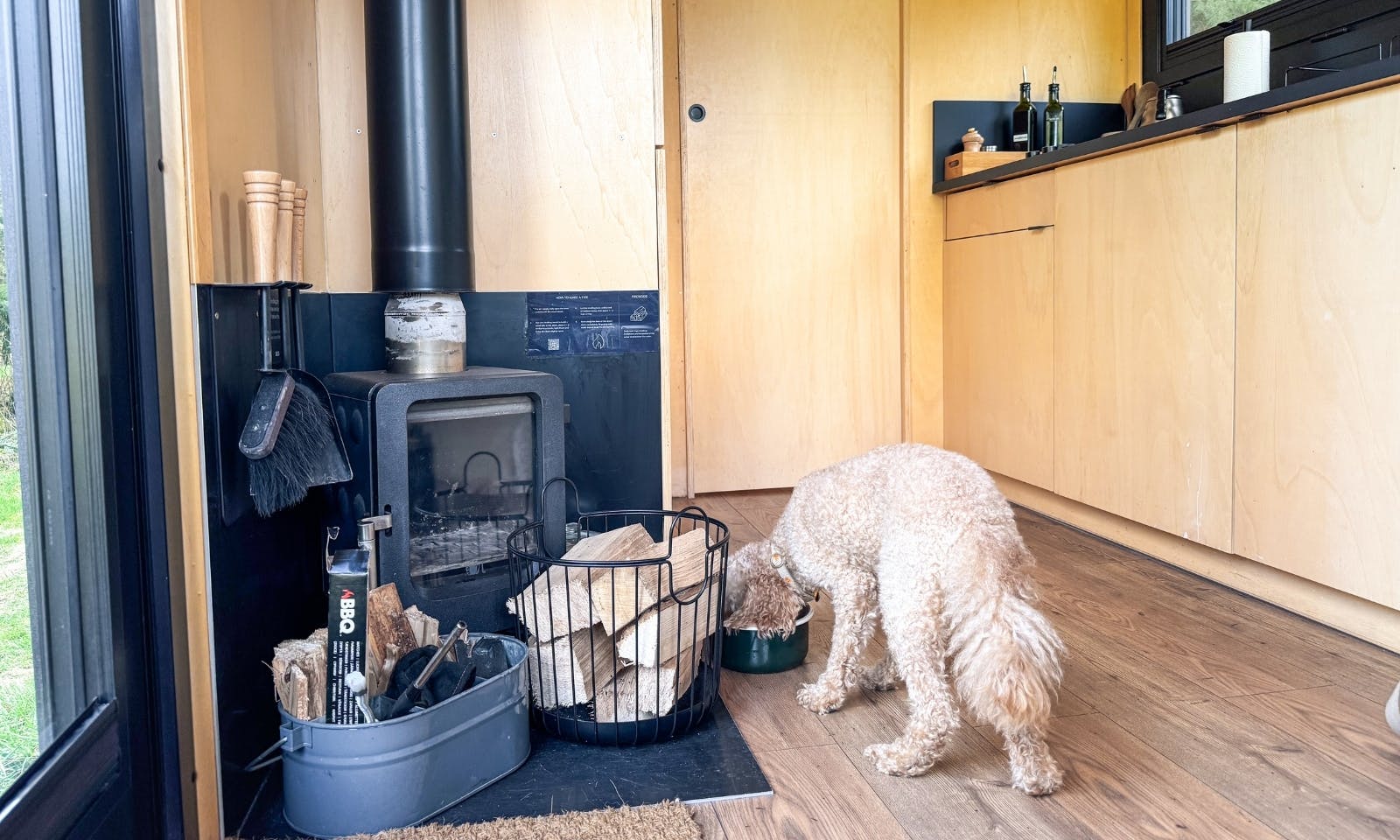 Hundeausstattung im Tiny House von Raus