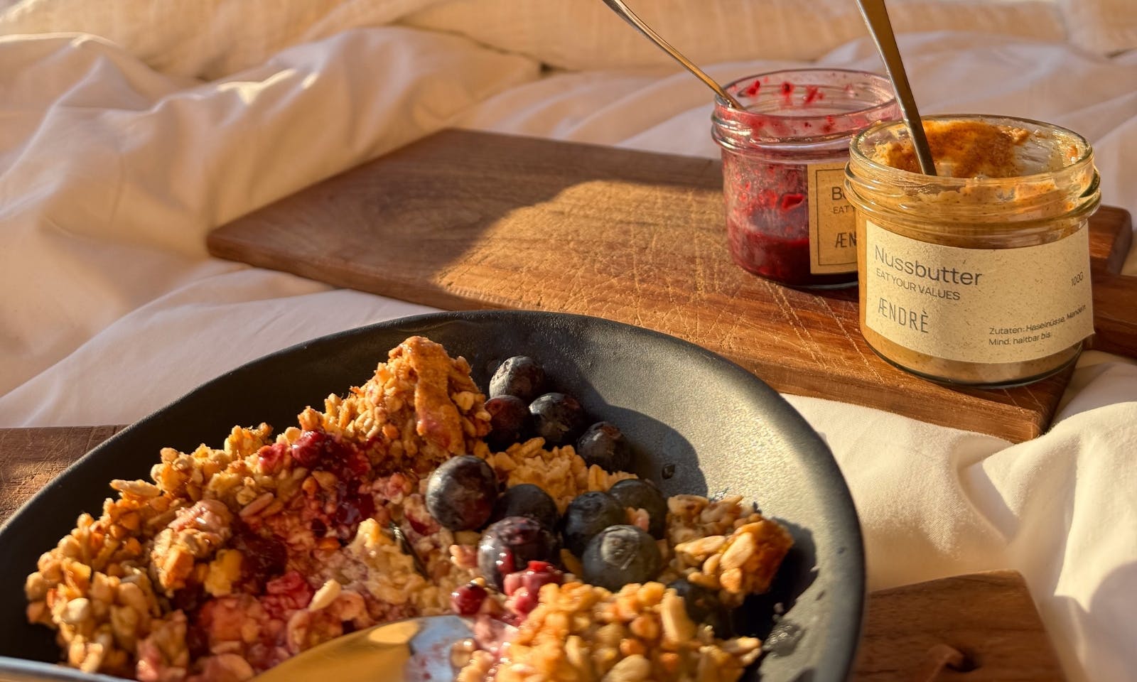 Frühstück in der Natur im Tiny House im Bett