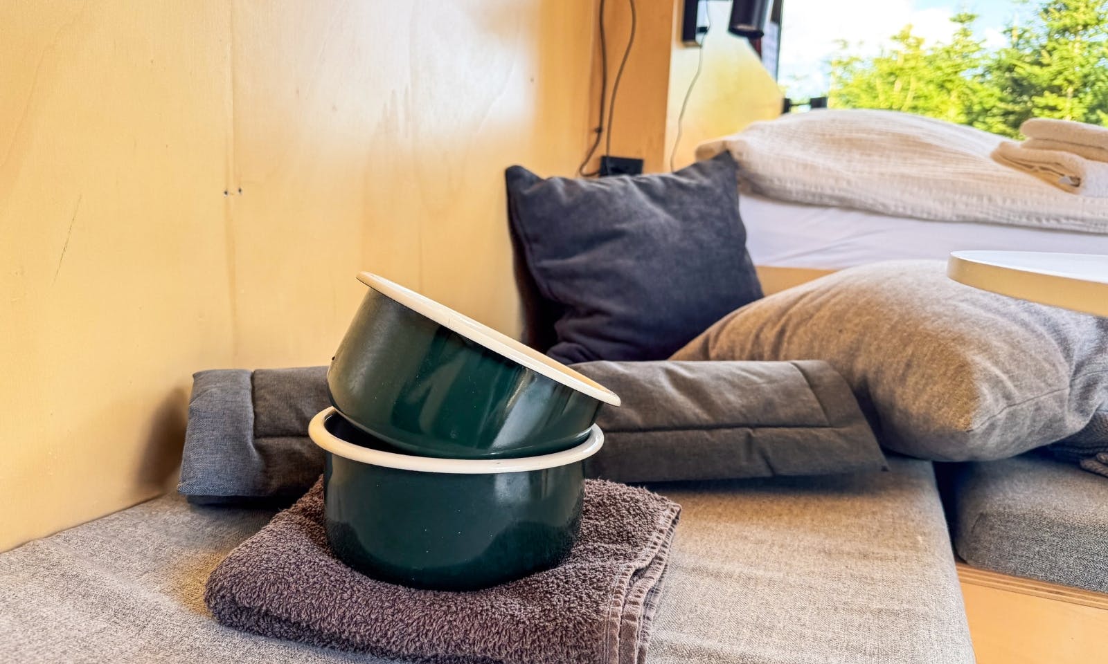 Zwei grüne Hundenäpfe auf einem Handtuch