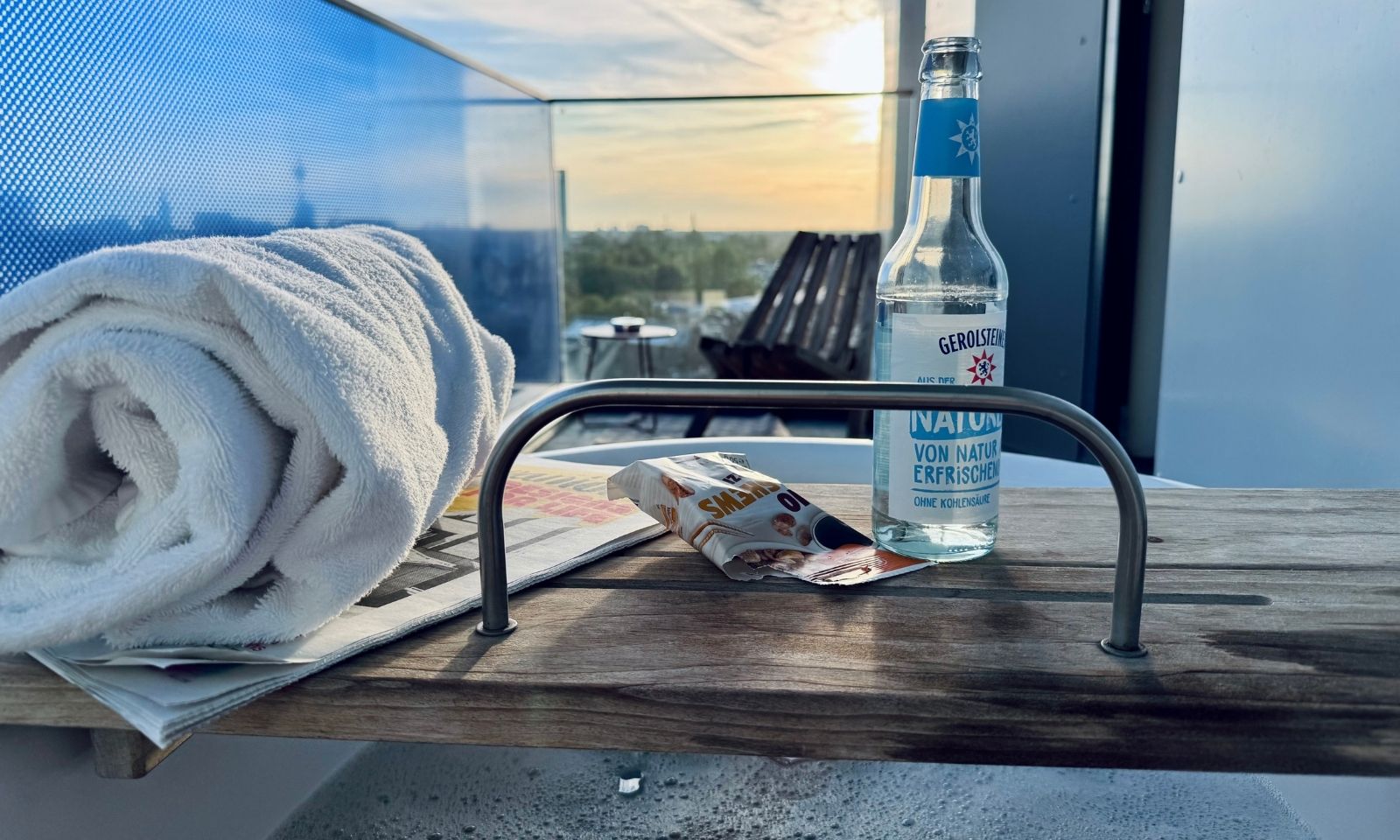 Sonnenuntergang in der Badewanne auf dem Balkon im 25hours in Düsseldorf