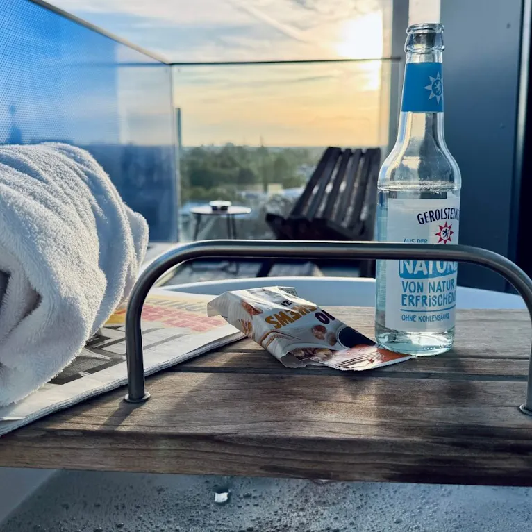 Sonnenuntergang in der Badewanne auf dem Balkon im 25hours in Düsseldorf