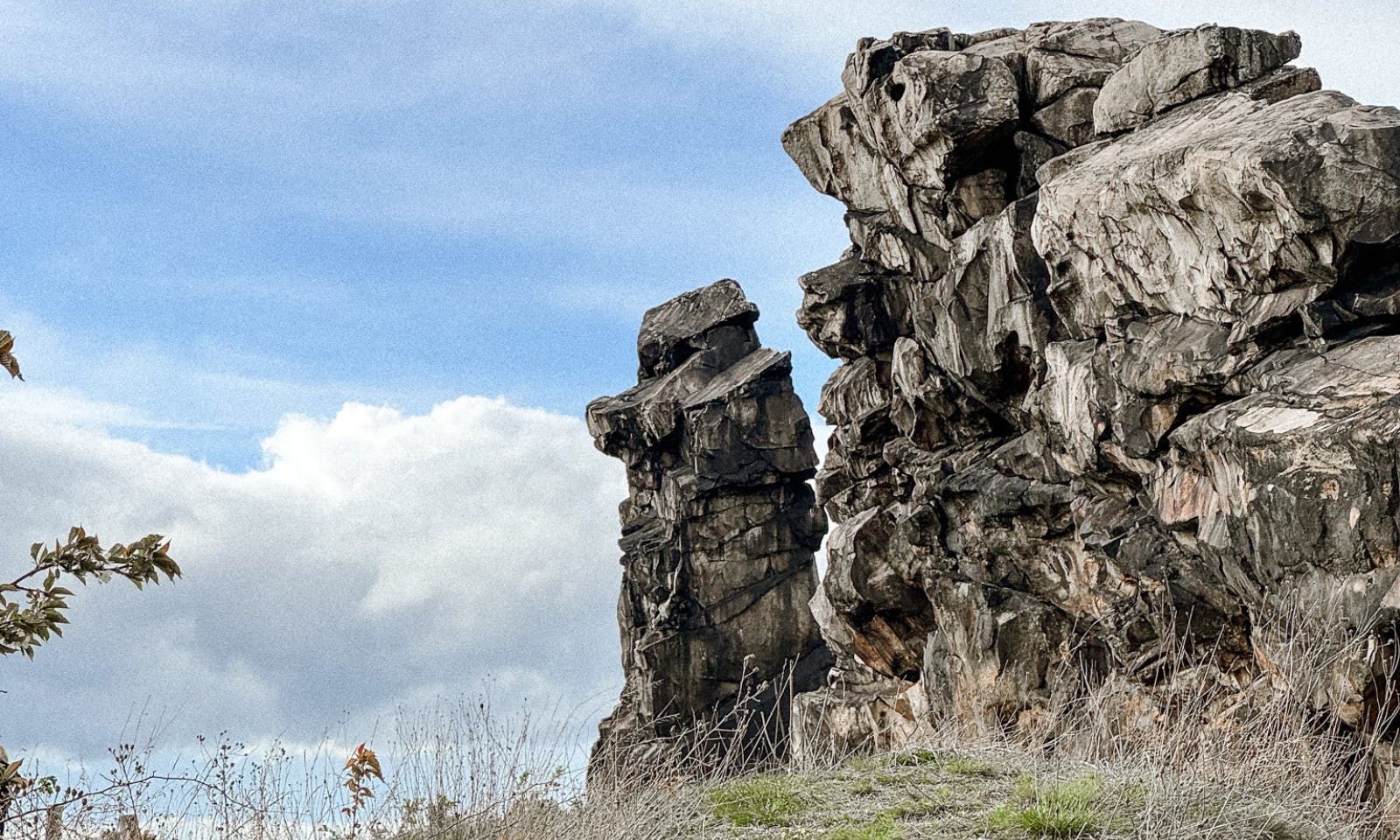 Blick auf die Felsen der Teufelsmauer im Harz