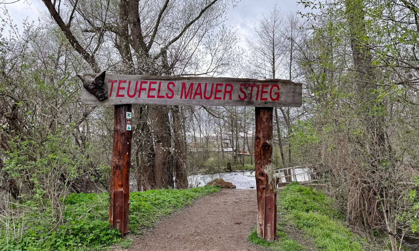 Teufelsmauerstiegsschild für den Start bei Thale am Parkplatz