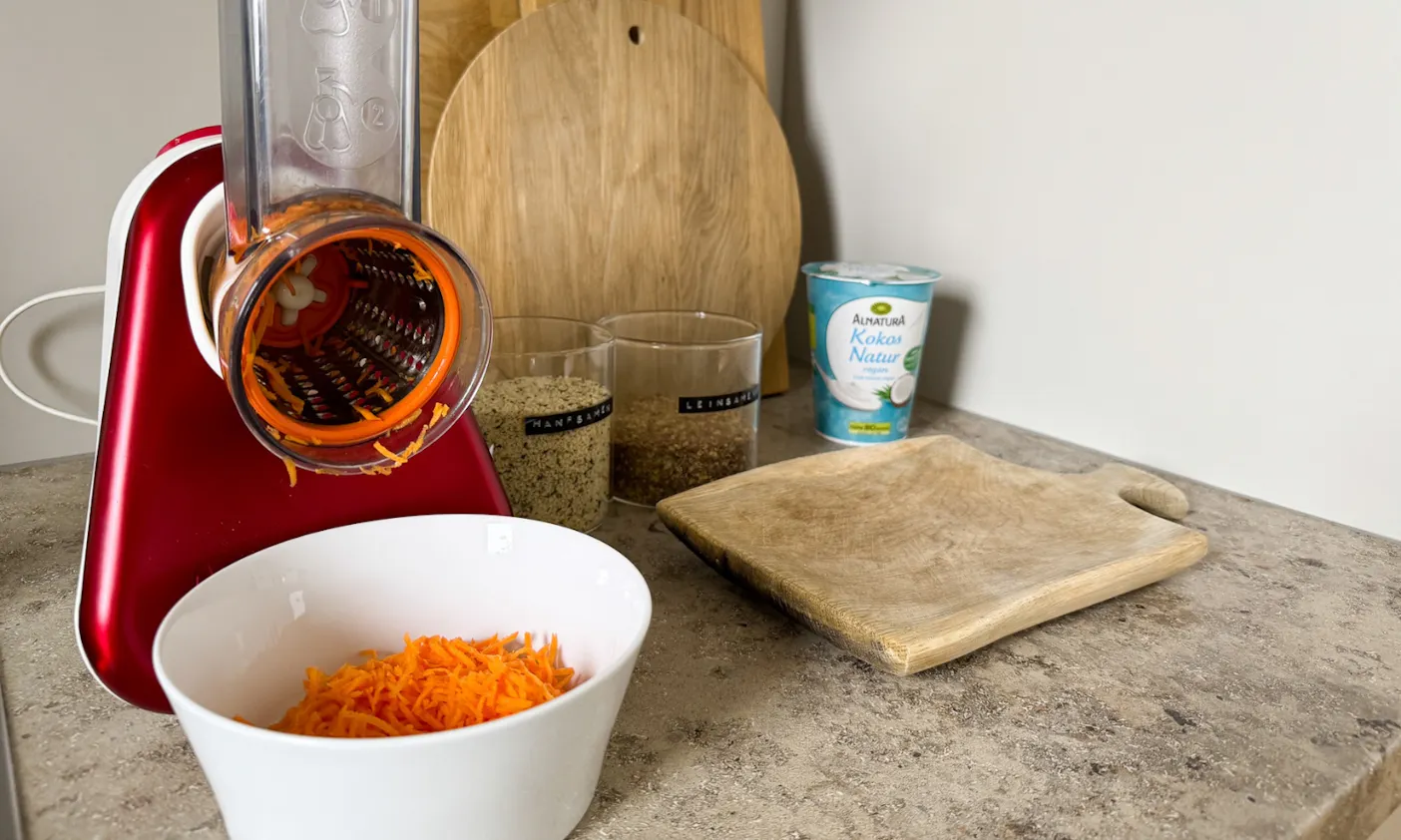 Einfach & Lecker: Saftiger veganer Möhrenkuchen ohne Backen für Hunde