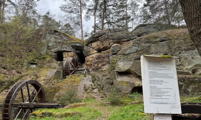Die Regensteinmühle, Ende des 12. Jahrhunderts erbaut, diente bis Mitte des 15. Jahrhunderts zur Versorgung der Burg Regenstein mit Mehl und Öl. Nach Verfall und Wiederentdeckung 1988 wurden die Mühlenräder rekonstruiert und 2013 erneuert. Die Mühle, zwischen der Burg Regenstein und den Sandsteinhöhlen gelegen, ist heute eine beliebte Stempelstelle der Harzer Wandernadel und ein Zeugnis mittelalterlicher Ingenieurskunst, eingebettet in die malerische Landschaft des Harzes.