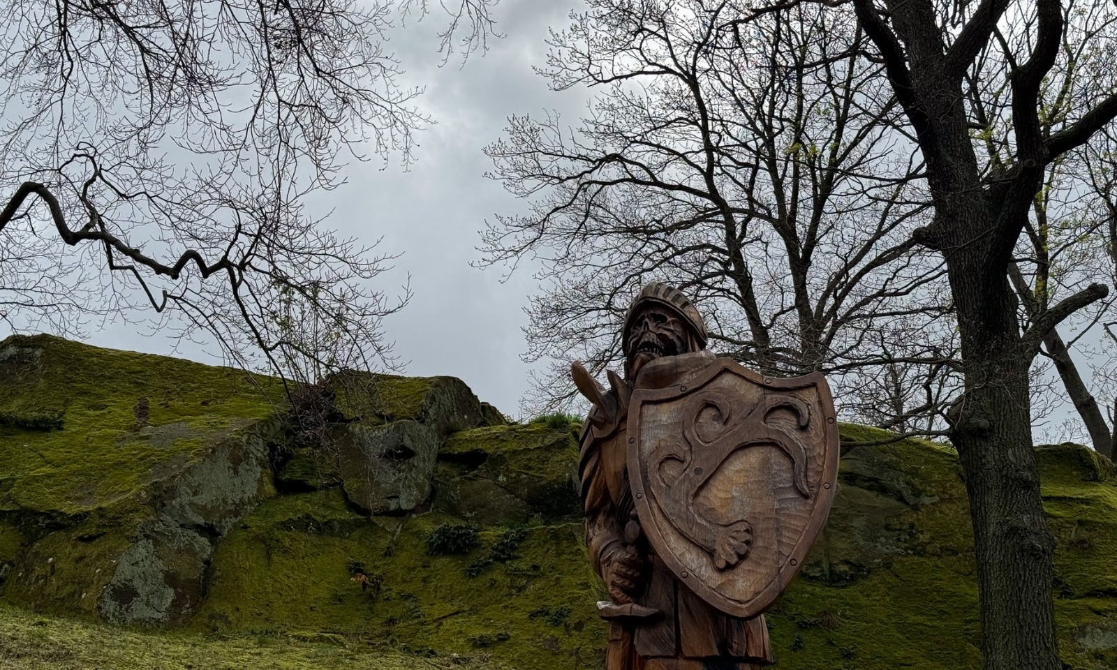 Eine Skelett-Statue mit Schild auf der Burg Regenstein