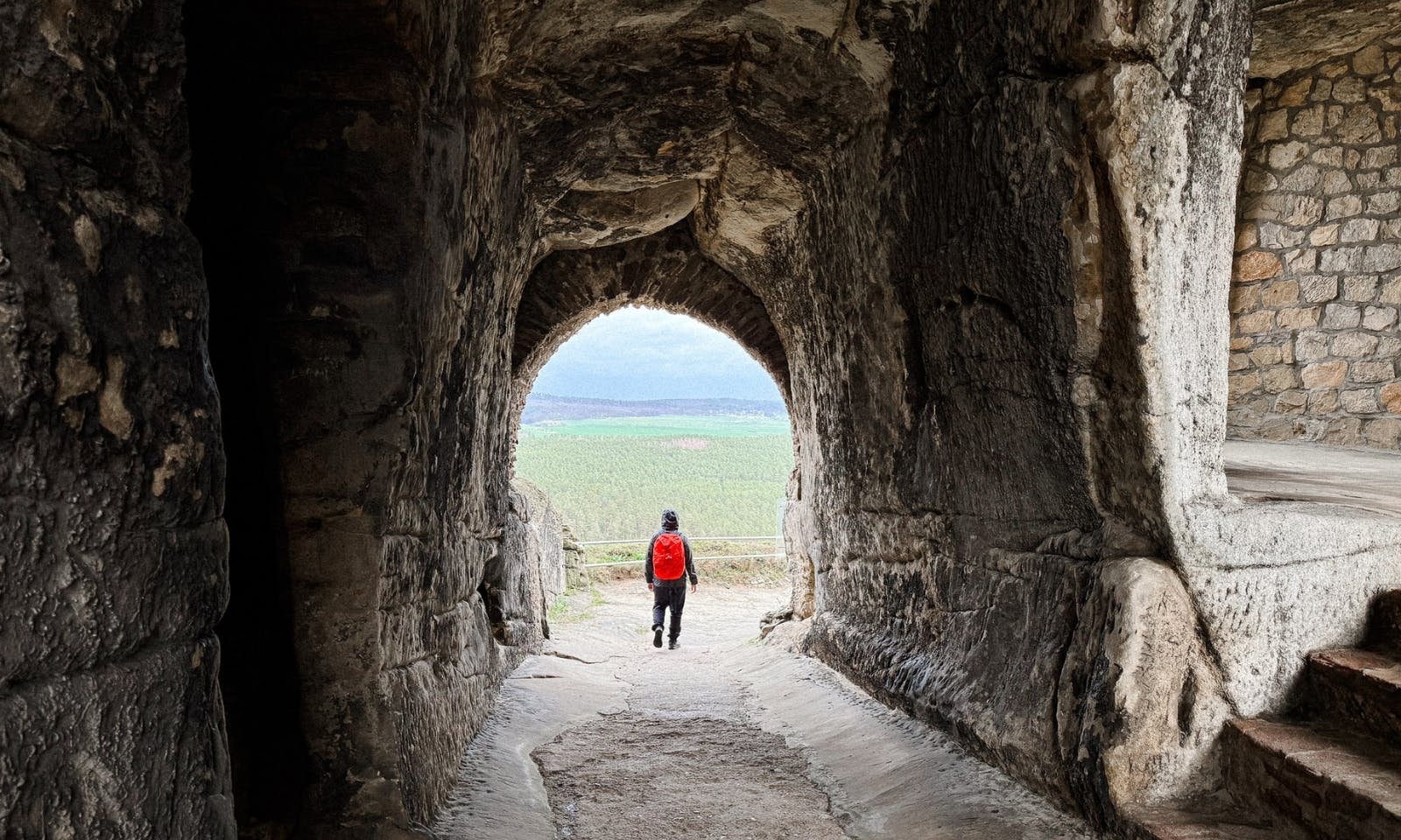 Ein Mann in einem im Fels gehauenen Gang auf Burg Regenstein