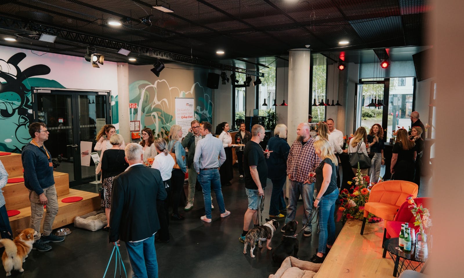 Bürohunde im Handelsblatt bei einem After-Work-Event