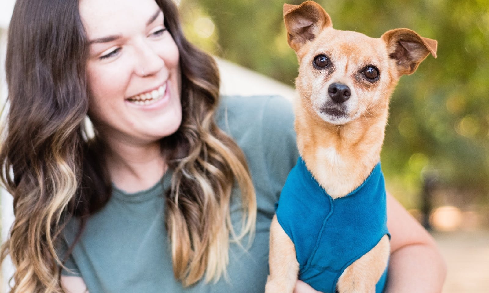 Hund ohne Unterwolle mit warmen Fleece-Hundemantel von Goldpaw mit seiner Besitzerin