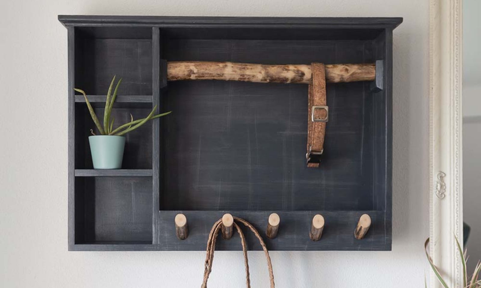 Garderobe für Hundeleinen und Kotbeutel aus Holz von Hundsstück