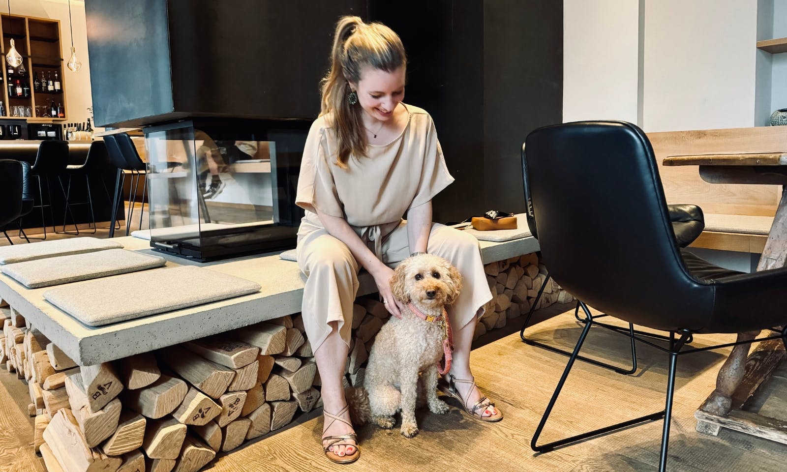 Pudelmischling Java mit schöner veganer Sommerleine