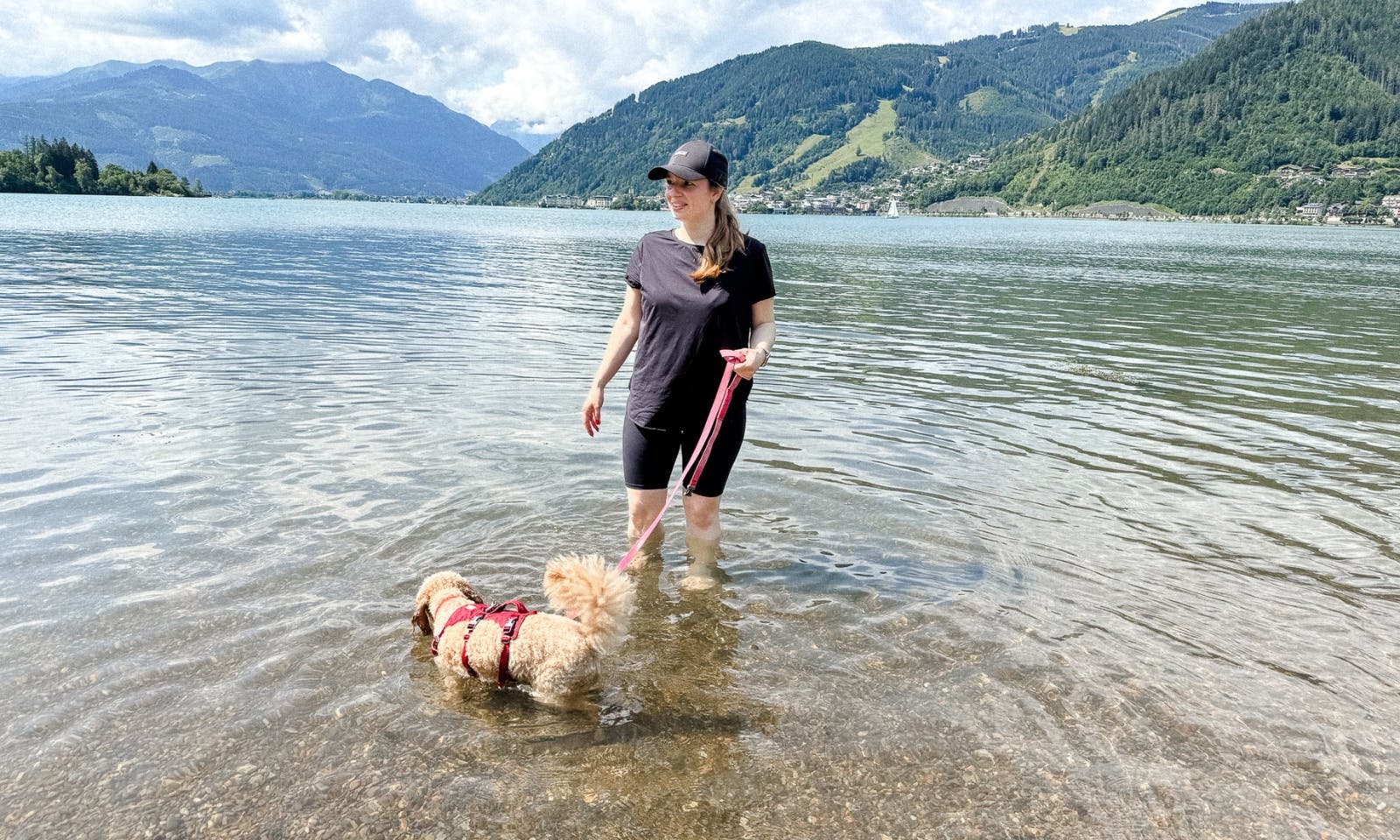 Frau und Mini Goldendoodle im Zeller See im Salzburger Land in Österreich