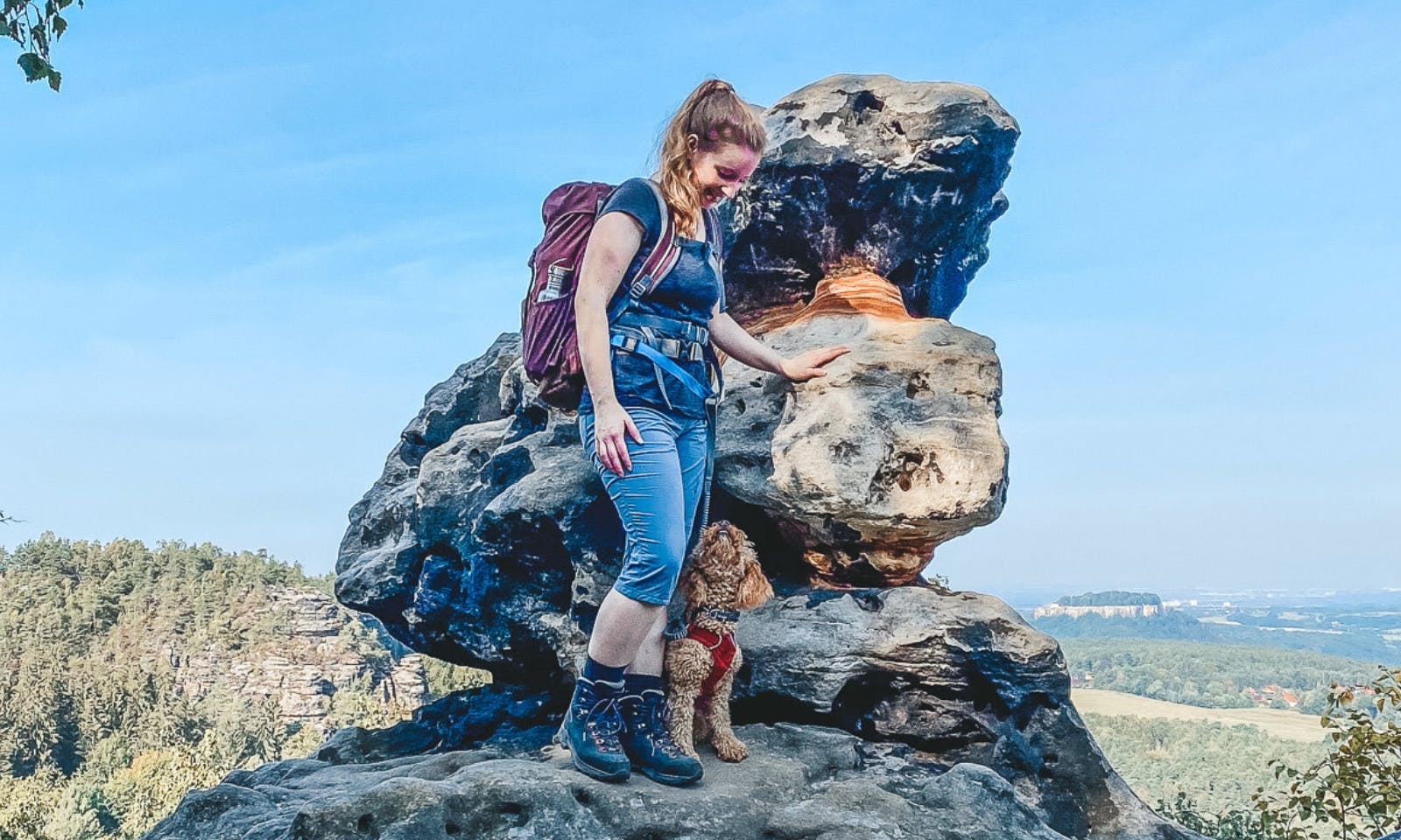 Joggingleine Pudel beim Wandern in der Sächsischen Schweiz