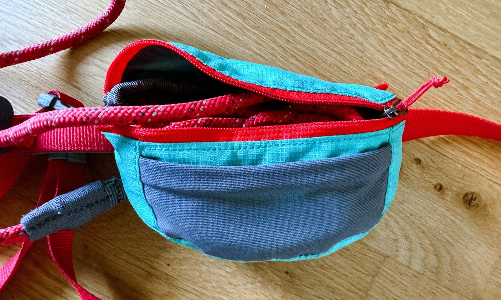 Praktische Wanderleine mit Tasche für Kotbeutel