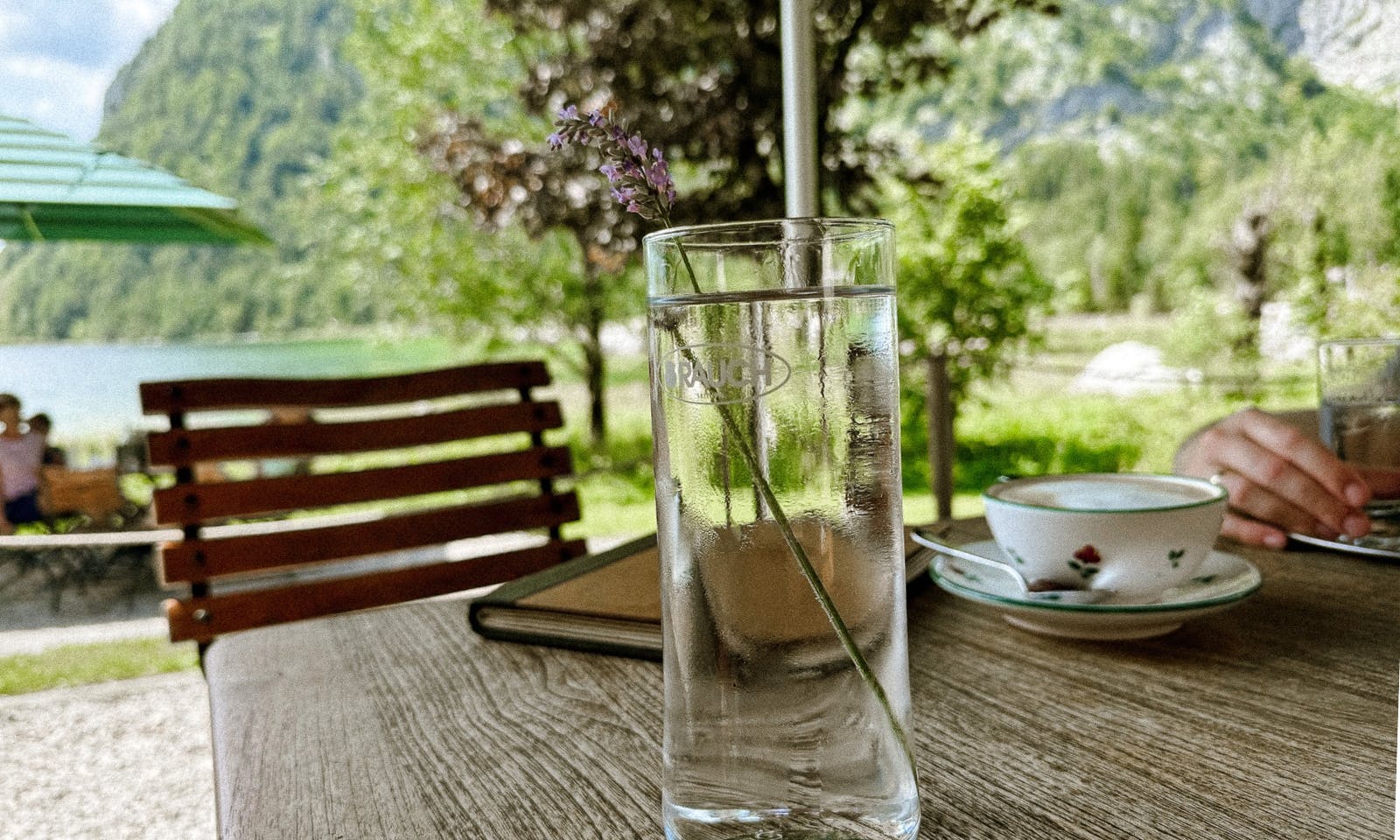 Erfrischendes Lavendelgetränk in der Seewiese Altaussee in der Steiermark bei schönen Wetter