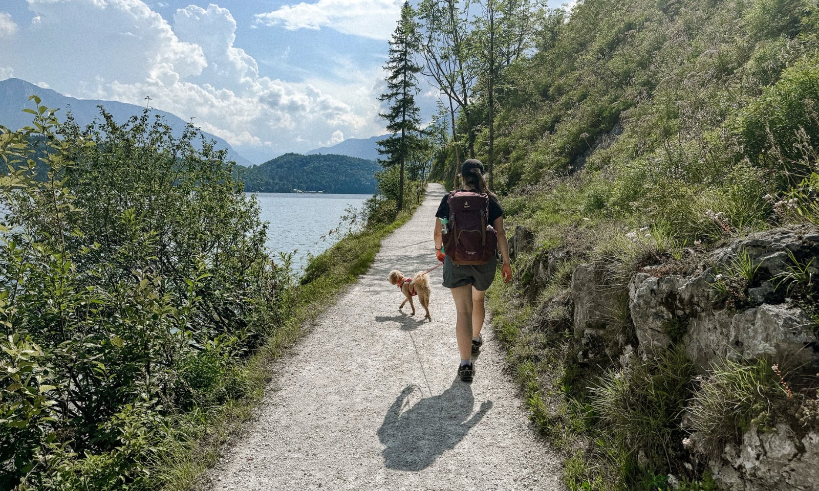 Frau mit Hund beim Wandern um den Altausseer See