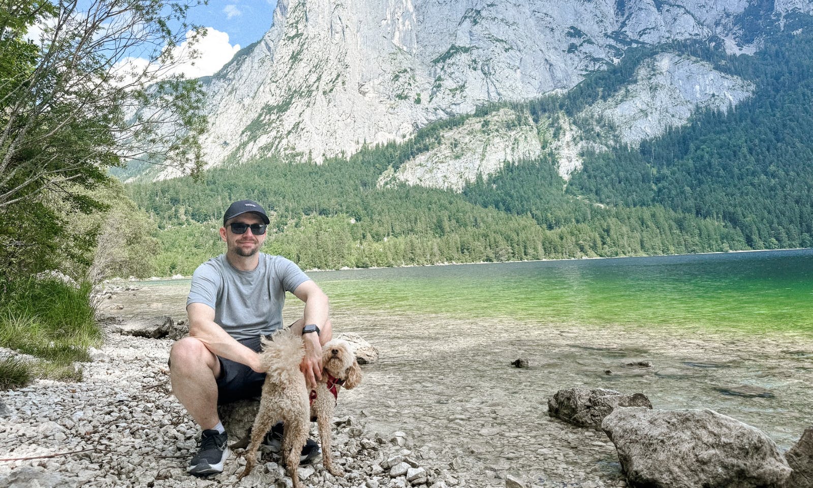 Wanderpause am Altausseer See in der Steiermark mit Hund mit Blick auf die Seewiese