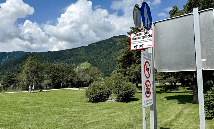 Schilder mit Baderegeln für Hunde am Zeller See