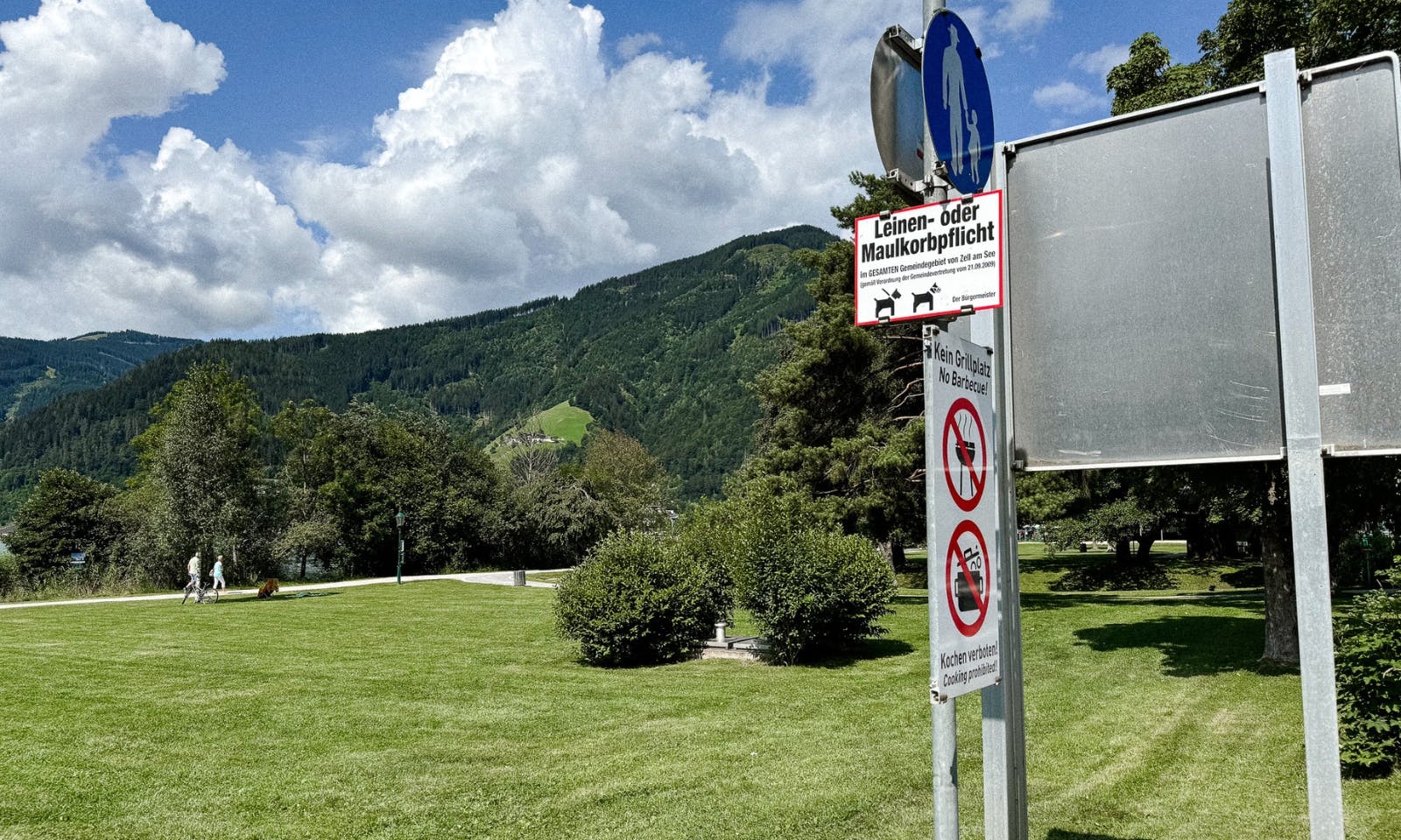 Schilder mit Baderegeln für Hunde am Zeller See