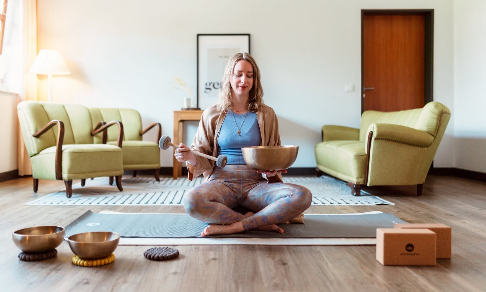 Maren, Yin-Doga-Lehrerin im Okelmann's Hotel in Niedersachsen, mit Klangschalen für eine Klangmassage