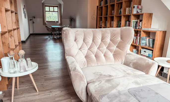 Bibliothek im Okelmann's Hotel mit Hund