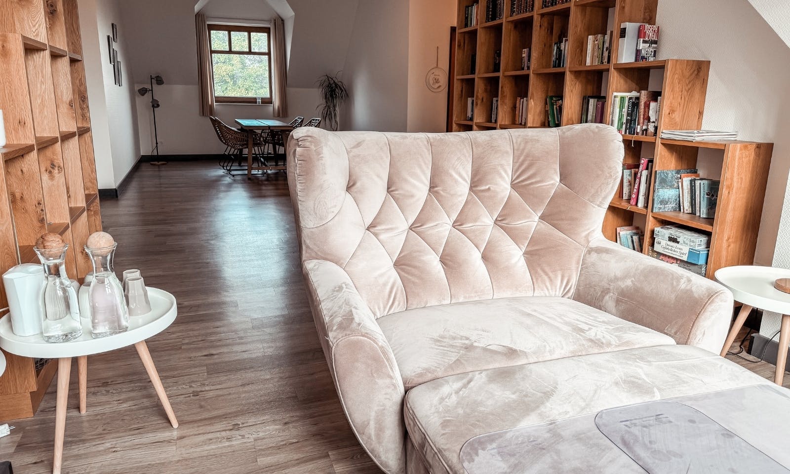 Bibliothek im Okelmann's Hotel mit Hund