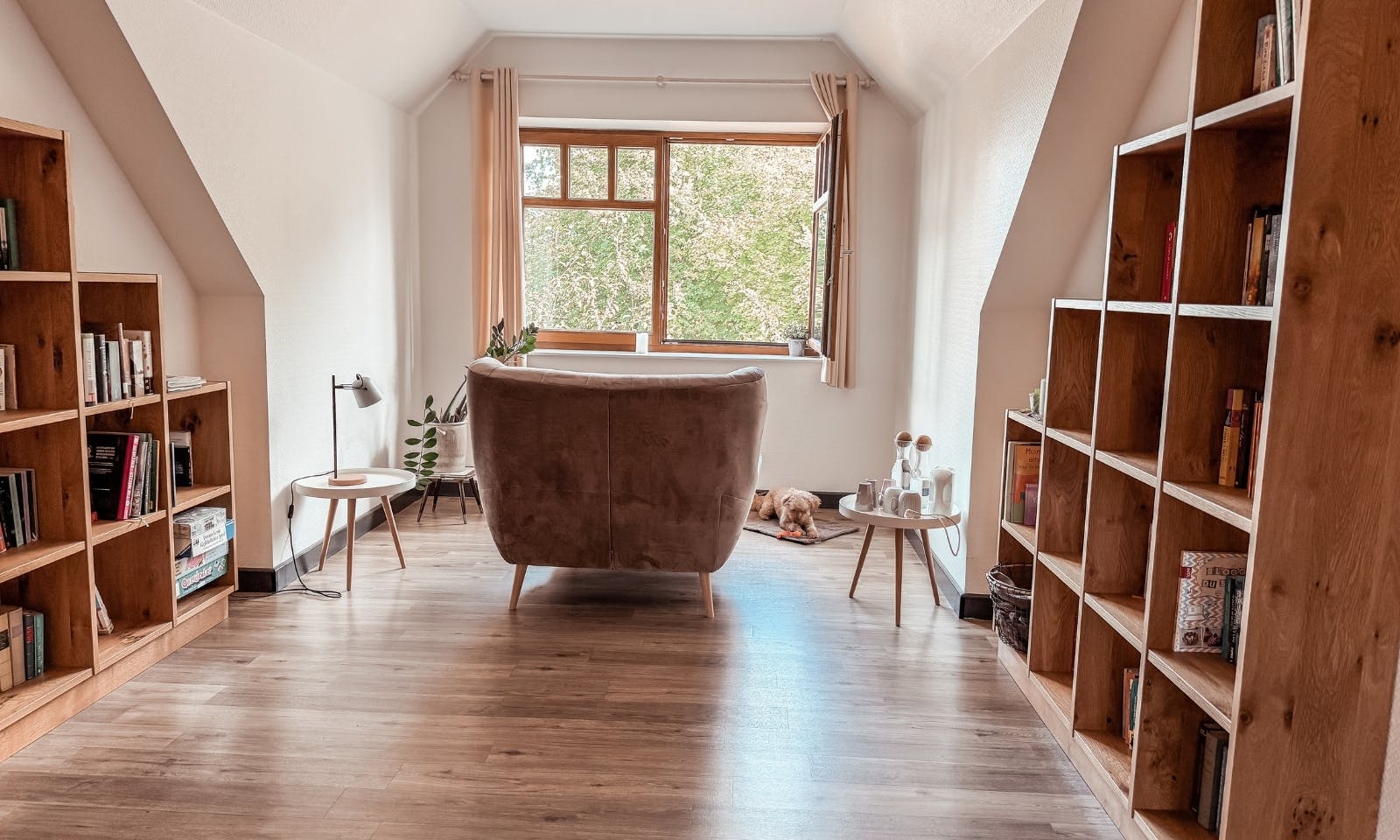 Bibliothek im Okelmann's Hotel mit Hund