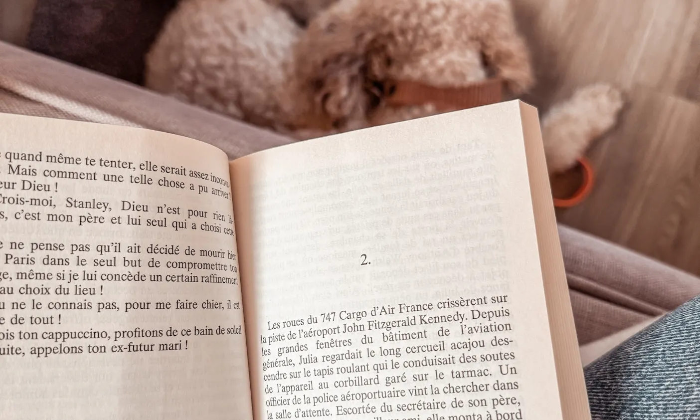 Buch lesen mit Hund im Okelmann’s Café