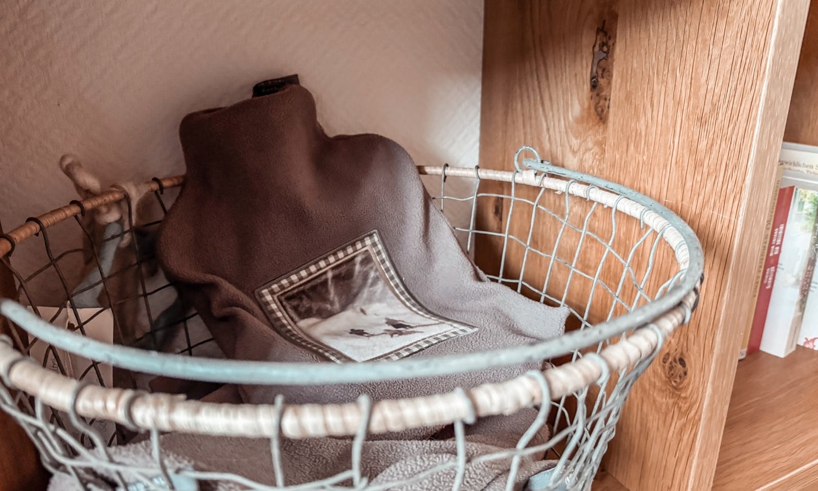 Bibliothek im Okelmann's Hotel mit Hund