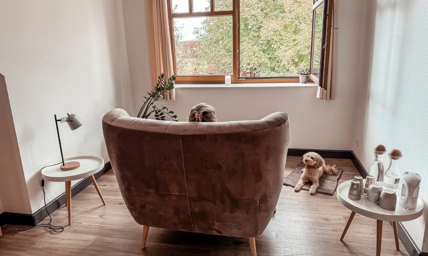 Bibliothek im Okelmann's Hotel mit Hund