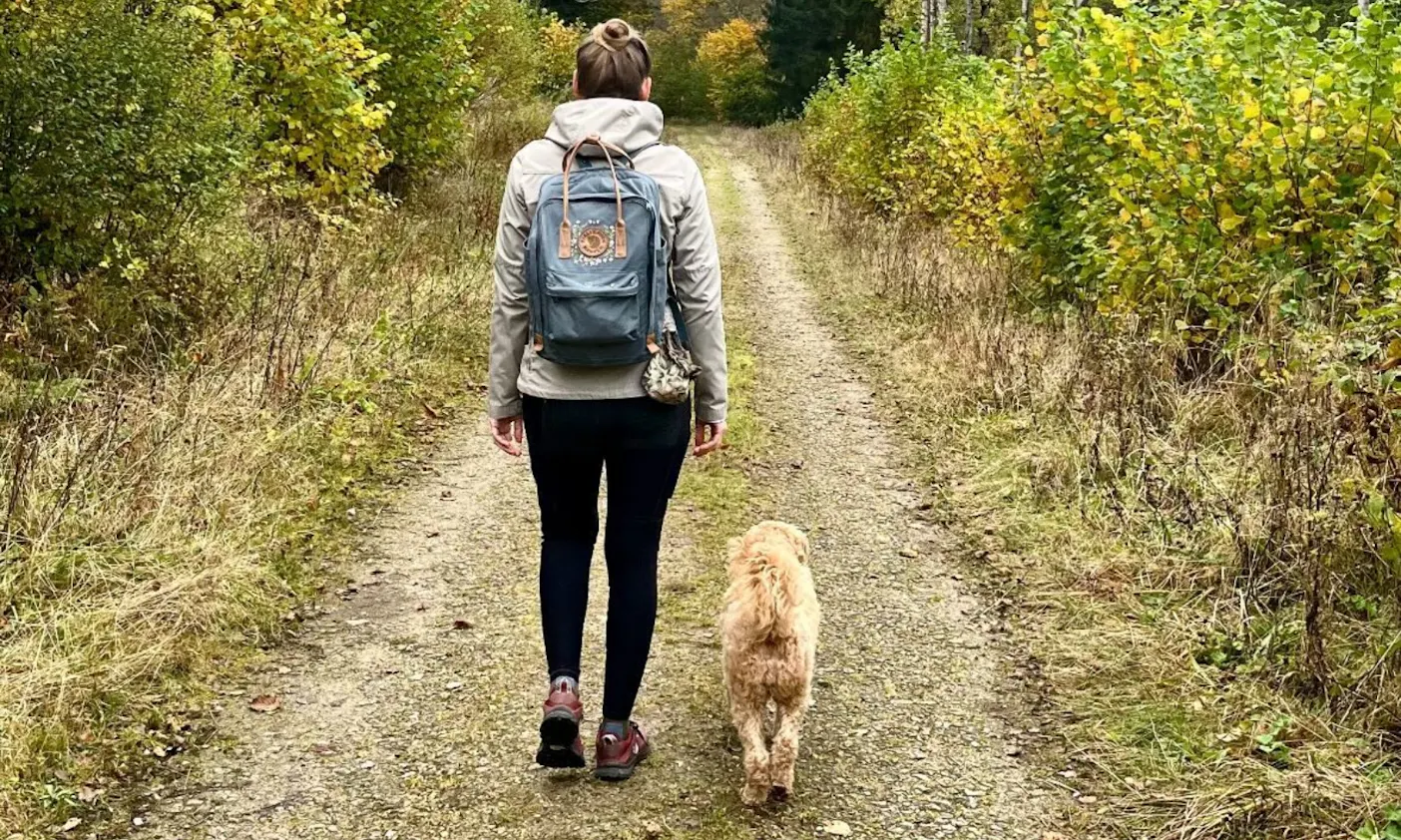 Sabine und Goldendoodle Henry im Saarland