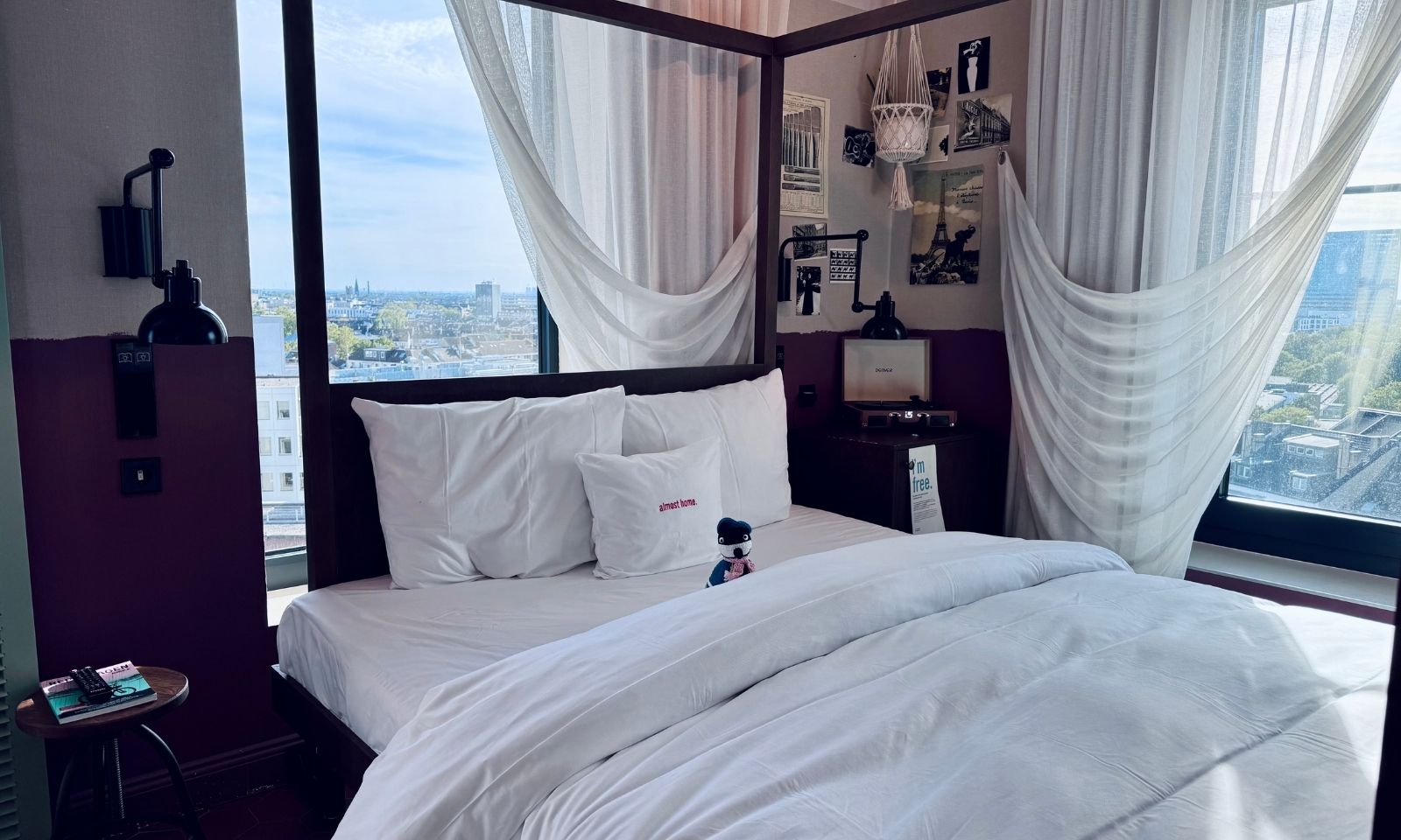 Hotelzimmer mit französischem Bett im 25hours Hotel in Düsseldorf