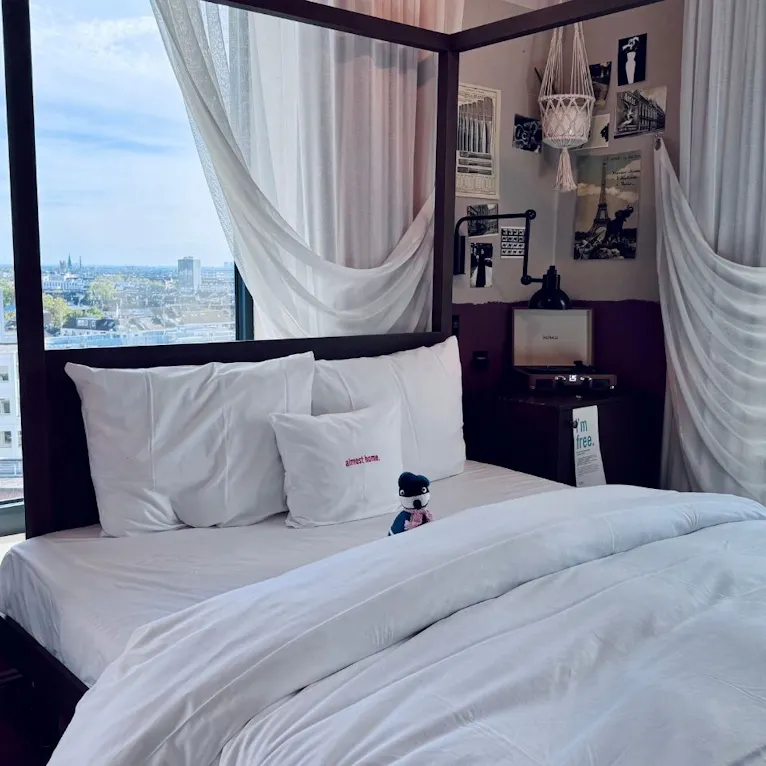 Hotelzimmer mit französischem Bett im 25hours Hotel in Düsseldorf