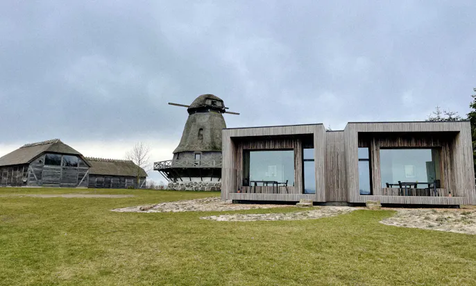 Tiny Häuser neben der Helnæs Mølle