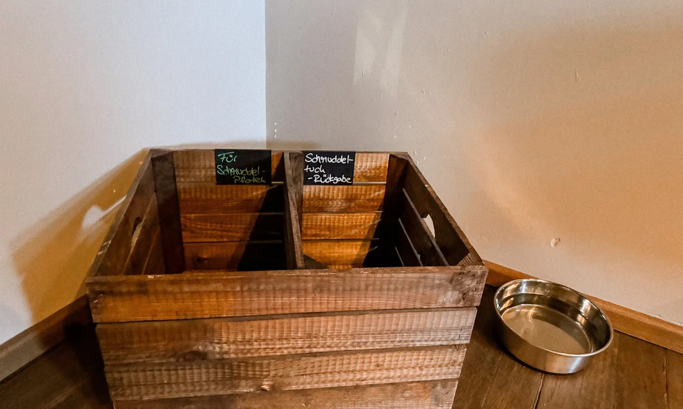 Pfotenstation am Eingang