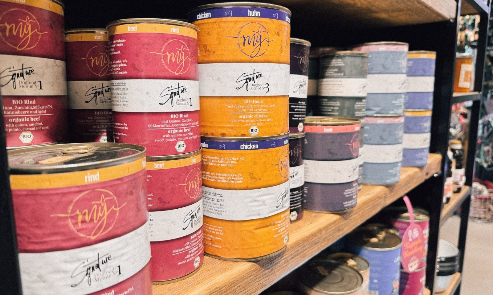 Ein Regal mit Hundefutter im Hund von Eden Store