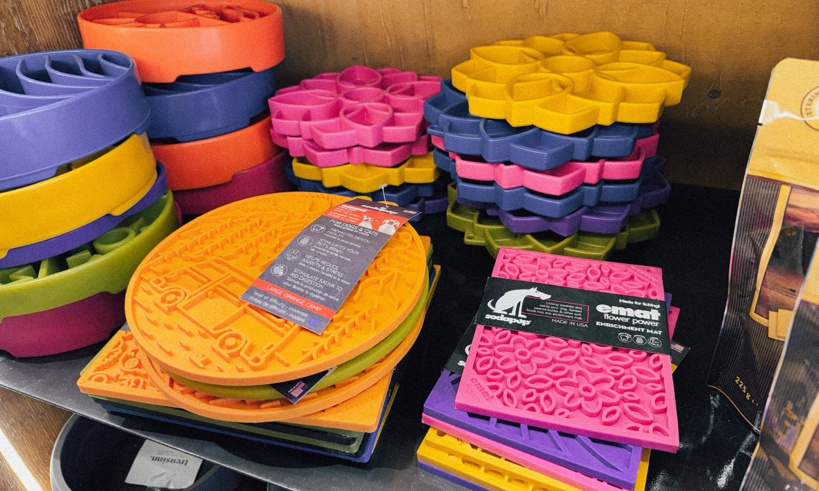 Verschiedene Futtermatten im Hund von Eden Store