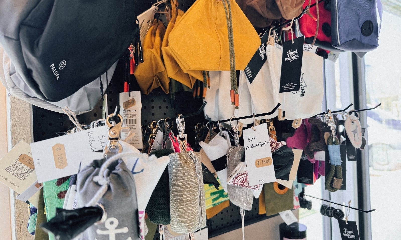 Verschiedene Leckerliebeutel in der Hund von Eden Boutique