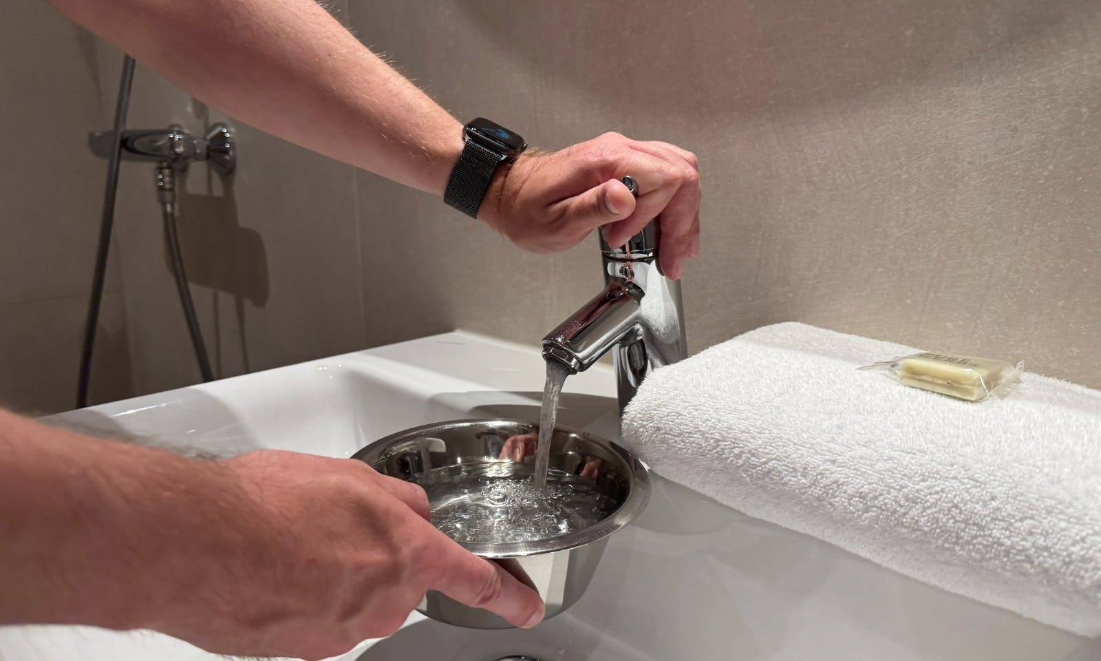 Napf mit Wasser in der WOW Suite des Hotels die Wasnerin