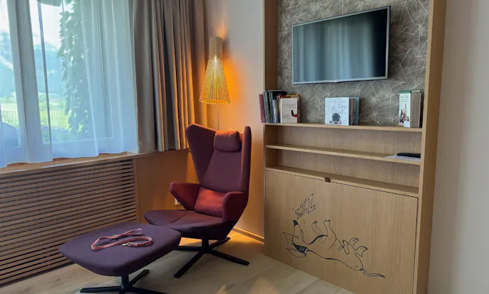 Der Fernsehbereich des Schlafzimmers der WOW Suite des Hotels die Wasnerin