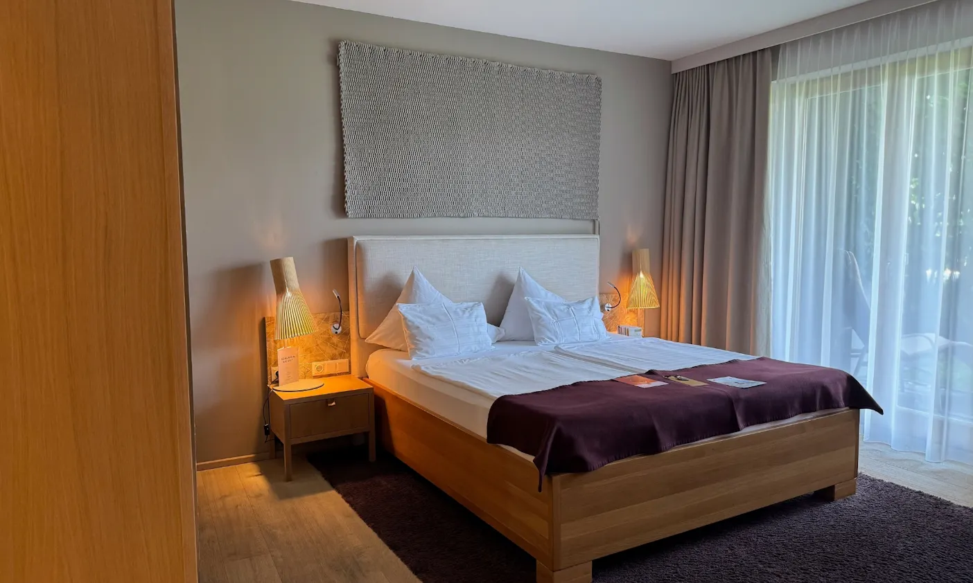 Das Schlafzimmer der WOW Suite des Hotels die Wasnerin