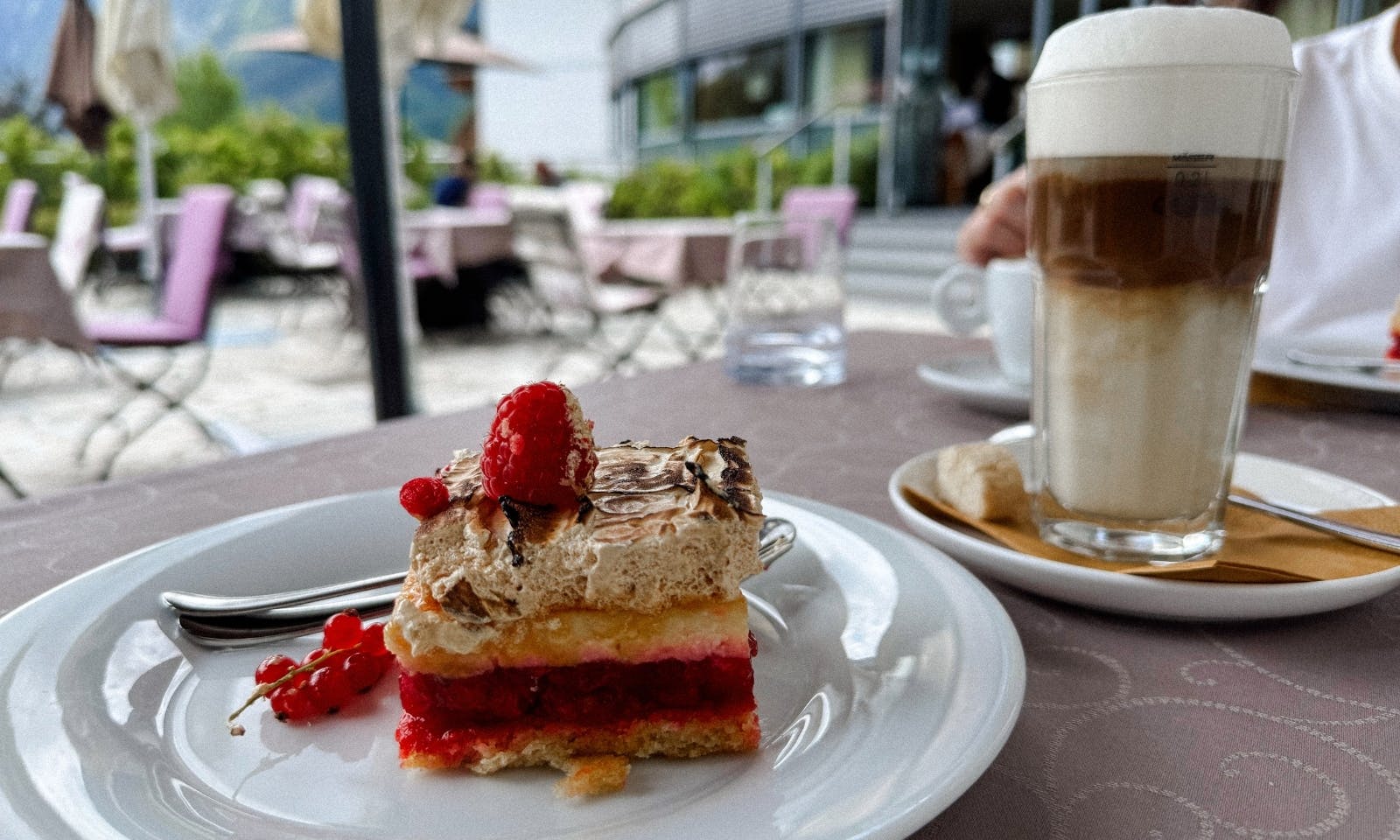 Kuchen und ein Latte Macchiato im Hotel die Wasnerin
