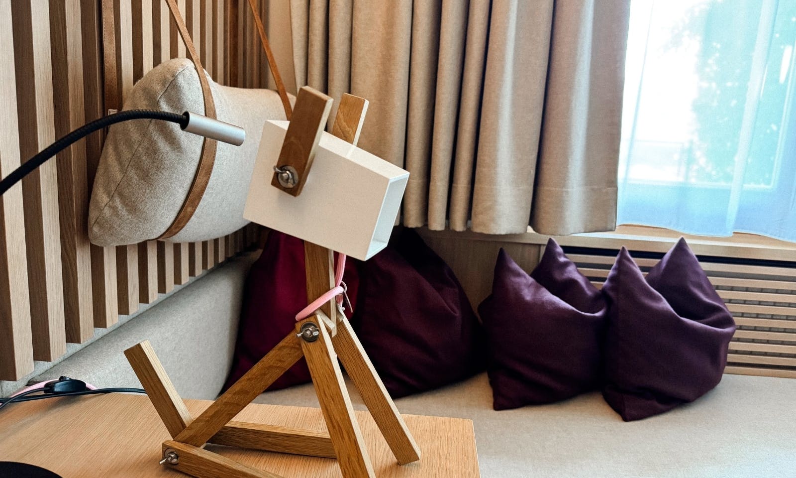 Tischlampe im Wohnbereich der WOW Suite des Hotels die Wasnerin