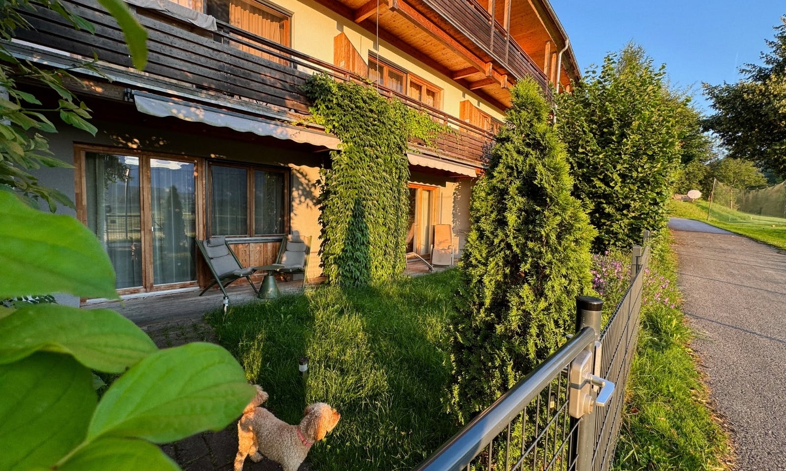 Ansicht von Außen auf die Terrasse der WOW Suite des Hotels die Wasnerin 