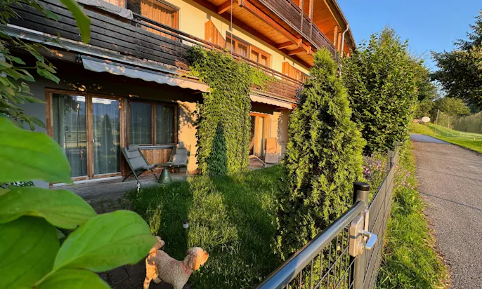 Ansicht von Außen auf die Terrasse der WOW Suite des Hotels die Wasnerin