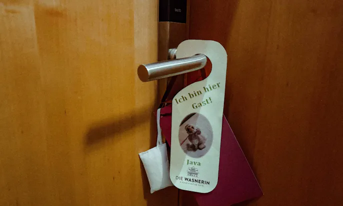 Personalisiertes Türschild für die WOW Suite des Hotels die Wasnerin