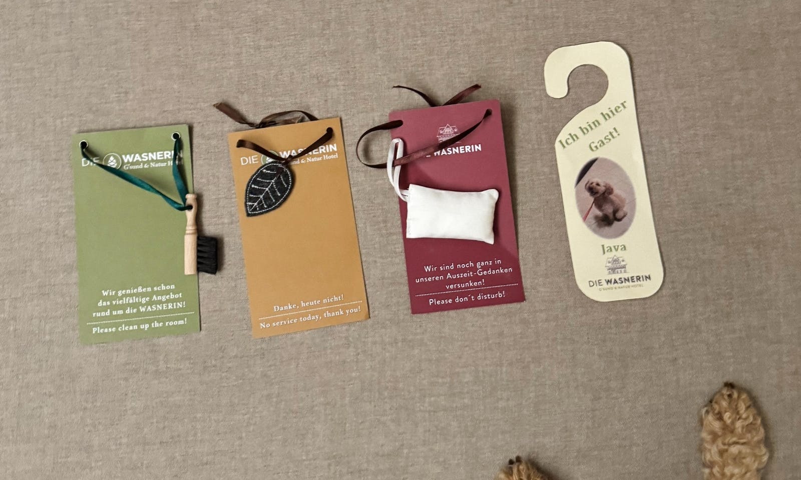 Verschiedene Türschilder im Hotel die Wasnerin