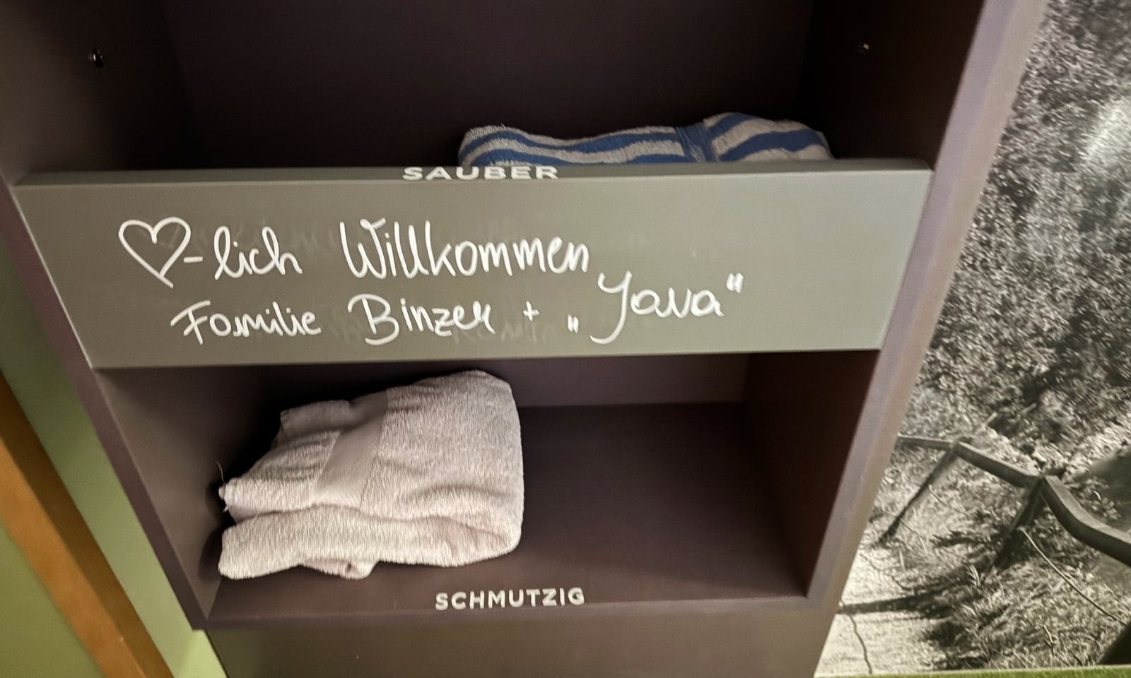 Handtuchablage vor der WOW Suite des Hotels die Wasnerin